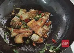 Illustration of how to make pan-fried grass carp cubes 10