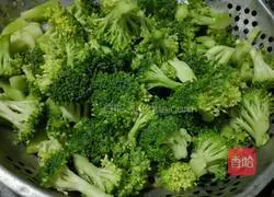 Illustration of how to make fried shrimps with broccoli 1