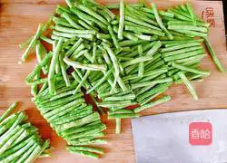 Illustration of how to make fried long beans with pork 5
