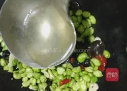 Illustration of how to stir-fry shredded pork with pickled pepper and broad bean rice 5