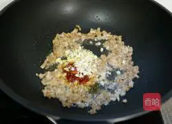 Illustration of how to drizzle eggplant with minced meat 8