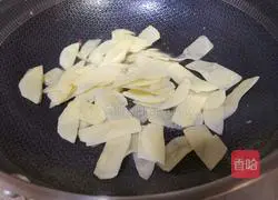 Stir-fry the meat slices with garlic sprouts and potatoes Practice illustration 4