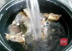 Illustration of how to make salted fish and eggplant stew 1