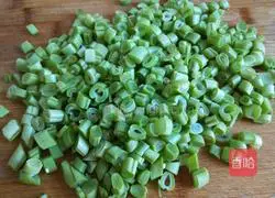 Illustration of how to make steamed dumplings with spiced green beans 3