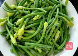 Illustration of how to cook diced chicken with garlic sprouts 2