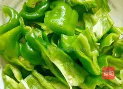 Illustration of how to make fried sausages with green pepper 2