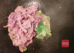Illustration of how to stir-fry lean meat with vegetables 6