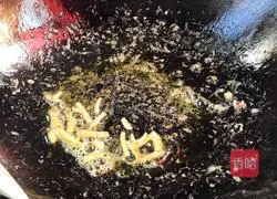 Illustration of how to make fried shredded pork with dried celery and fragrant 10