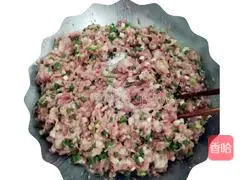 Illustration of how to make scallion and pork dumplings 8