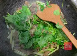 Illustration of how to make fried beef with celery 6