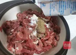 Illustration of how to make fried beef with garlic moss 3