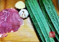 Illustration of how to make loofah fried pork slices 1