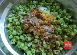 Illustration of how to make steamed dumplings with spiced green beans 5