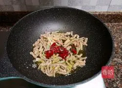 Illustration of how to make fried shredded pork with chives 7