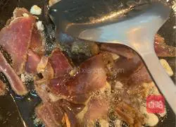 Illustration of how to stir-fry garlic sprouts with soy sauce 3