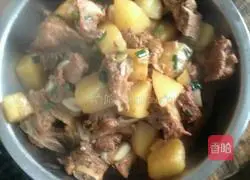 Illustration of how to make pork ribs and braised potatoes 12