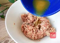 Illustration of how to make thousands of shrimp meat rolls 7