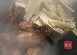 Illustration of how to cook tiger skin chicken wings and yuba 9
