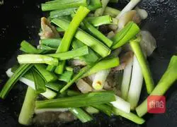 Illustration of how to stir-fry pork head with garlic 5
