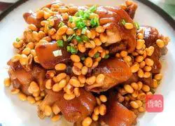 Soybean braised pig's trotters recipe 4