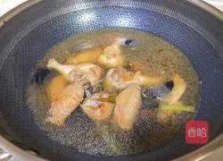Illustration of how to make braised chicken wings with fungus 10