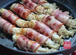 Illustration of how to make pan-fried bacon enoki mushroom rolls 8