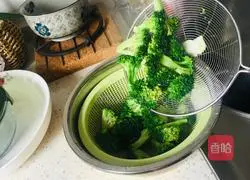 Illustration of how to make fried shrimps with broccoli 6