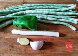 Illustration of how to stir-fry cowpeas with green pepper 1