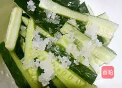 Illustration of how to make sweet and sour cucumber strips 2