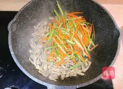 Illustration of how to make asparagus, carrots and shredded pork 10
