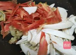 Illustration of how to stir-fry carrots, king oyster mushrooms and meat 11