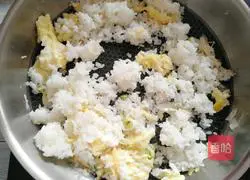 Illustration of how to make broccoli and egg fried rice 8