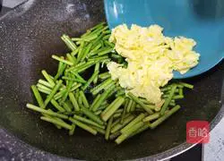 Illustration of how to make fried eggs with garlic moss 11