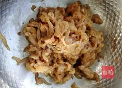 Illustration of how to make shredded pork with Beijing sauce 1