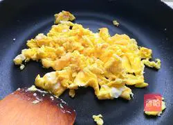 Illustration of how to make green pepper and eggs 3