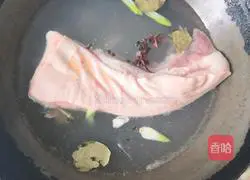 Illustration of how to make pork with pickled vegetables 1