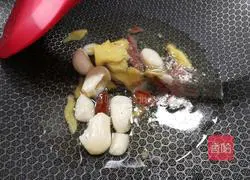 Illustration of how to make king oyster mushroom and chicken wings in a pot 4