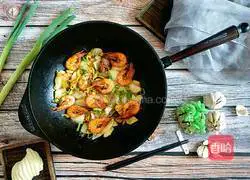 Chinese stir-fry iron pot Illustration of how to make shrimp and cabbage 13