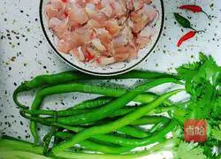 Illustration of how to make spicy pepper chicken legs 1