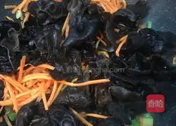 Illustration of how to make fried meat with carrots and fungus 9