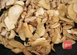 Illustration of how to stir-fry pork with king oyster mushroom 8