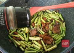 Illustration of how to make stir-fried meat with garlic moss 9