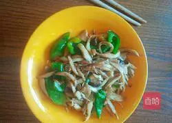 Illustration of how to tear king oyster mushrooms by hand 3