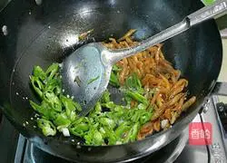 Illustration of how to make stir-fried river shrimp 4