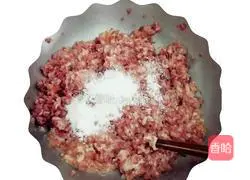 Illustration of how to make scallion and pork dumplings 6