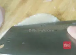 Illustration of how to make cashew squid flowers 1