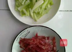 Illustration of how to make fried sausage with celery 3