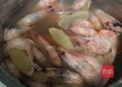 Illustration of how to eat shrimp 3