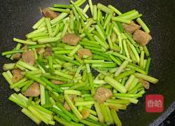 Illustration of how to make fried meat with garlic sprouts 5
