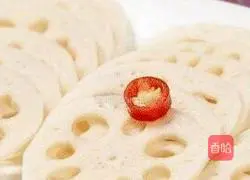 Illustration of how to make spicy fried white lotus roots 2